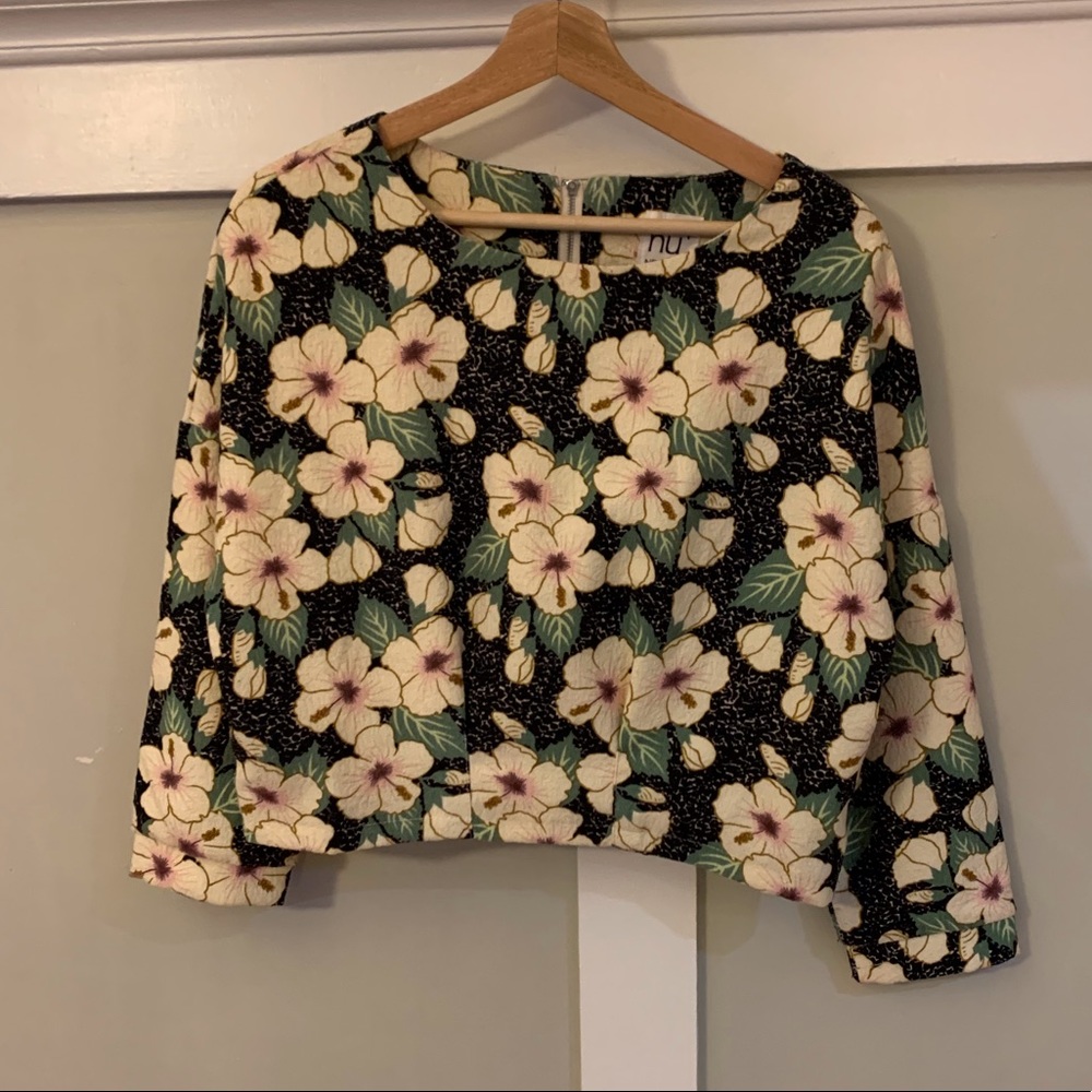 Flowery long sleeve crop top
